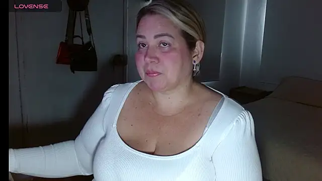 Snapshot of bella_savati chatting on October 9, 7:23 pm bella savati online show from October 9, 7:23 pm