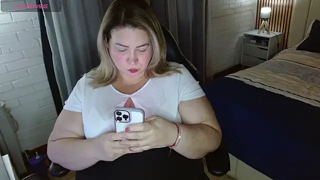 Snapshot of bella_savati chatting on December 17, 9:54 pm bella savati online show from December 17, 9:54 pm