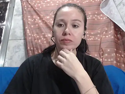 Snapshot of Venusluxodomme chatting on October 2, 11:17 am Venusluxodomme online show from October 2, 11:17 am