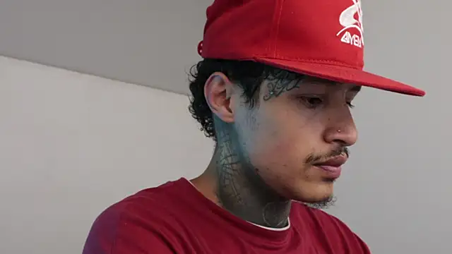 Snapshot of trieone chatting on January 8, 2:57 am trieone online show from January 8, 2:57 am