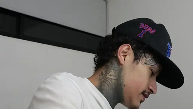 Snapshot of trieone chatting on January 11, 4:59 am trieone online show from January 11, 4:59 am