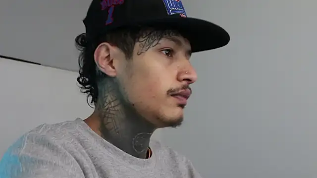 Snapshot of trieone chatting on February 12, 4:23 am trieone online show from February 12, 4:23 am