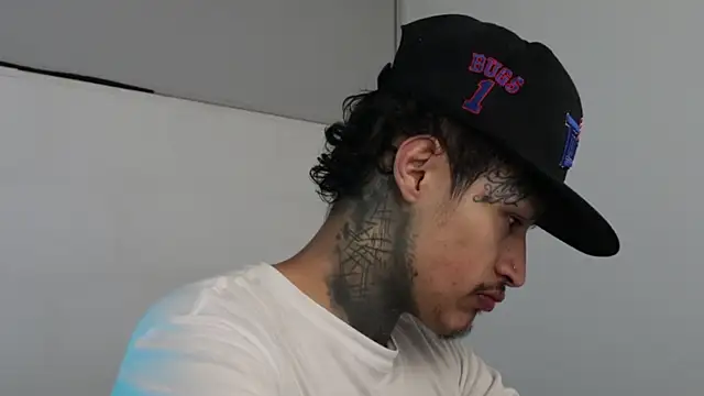 Snapshot of trieone chatting on February 13, 4:11 am trieone online show from February 13, 4:11 am