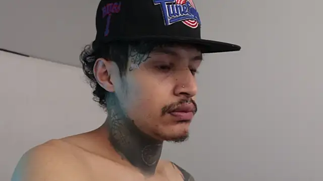 Snapshot of trieone chatting on February 26, 3:08 pm trieone online show from February 26, 3:08 pm