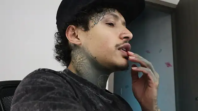 Snapshot of trieone chatting on October 13, 9:37 pm trieone online show from October 13, 9:37 pm