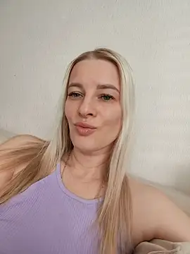 Snapshot of HILT_ON chatting on October 13, 2:44 am HILT ON online show from October 13, 2:44 am