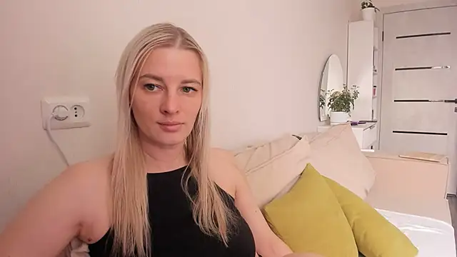 Snapshot of HILT_ON chatting on October 21, 4:57 am HILT ON online show from October 21, 4:57 am