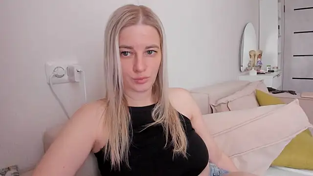 Snapshot of HILT_ON chatting on November 9, 7:28 am HILT ON online show from November 9, 7:28 am