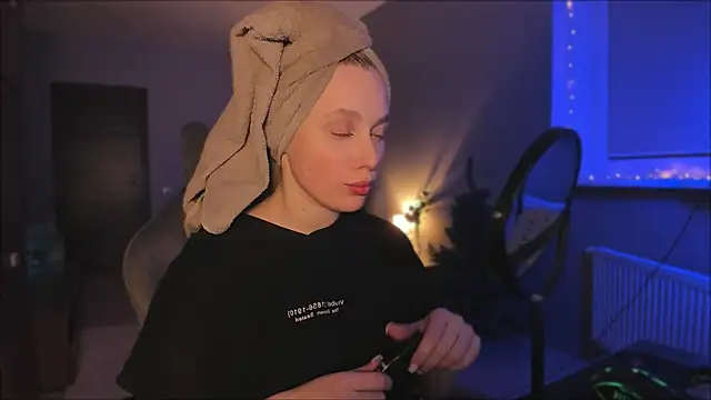 Snapshot of Rachel_Ro chatting on December 15, 5:23 am Rachel Ro online show from December 15, 5:23 am