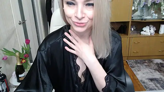 Snapshot of Mika_Passion chatting on March 7, 6:57 am Mika Passion online show from March 7, 6:57 am