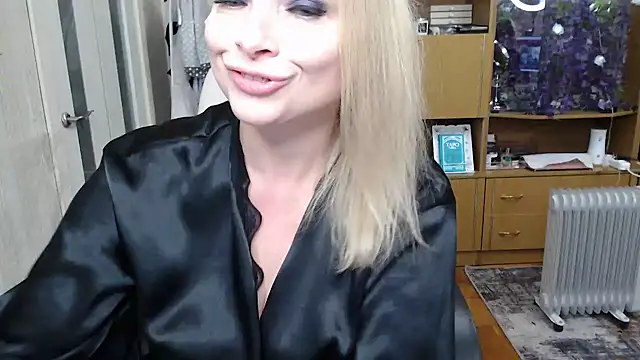 Snapshot of Mika_Passion chatting on September 30, 9:47 am Mika Passion online show from September 30, 9:47 am