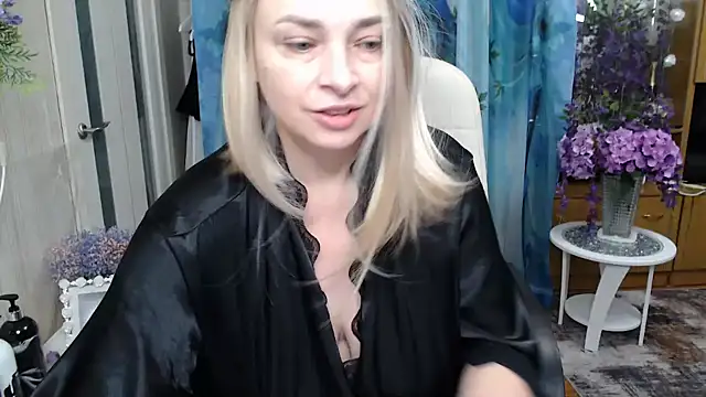 Snapshot of Mika_Passion chatting on November 30, 9:35 am Mika Passion online show from November 30, 9:35 am