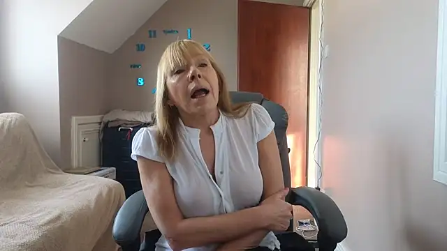 hollyjanesmith online show from December 6, 12:05 pm