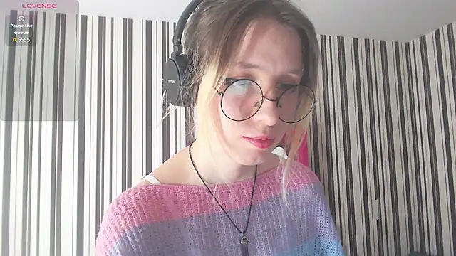 Snapshot of _Hanna_Moon_ chatting on December 19, 8:23 am Hanna Moon online show from December 19, 8:23 am