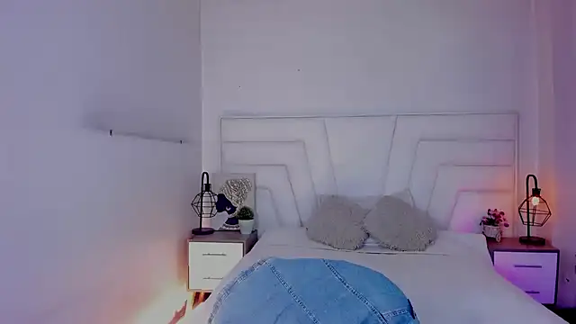 Ellie Alves online show from February 28, 1:03 pm