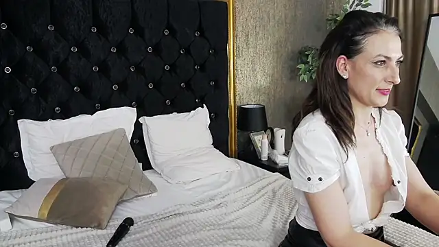 Snapshot of LisaCroft chatting on February 17, 9:13 am LisaCroft online show from February 17, 9:13 am