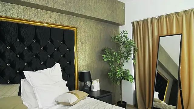 Snapshot of LisaCroft chatting on February 21, 11:55 am LisaCroft online show from February 21, 11:55 am