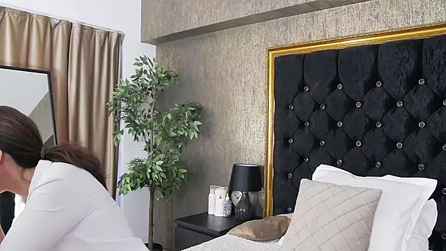 Snapshot of LisaCroft chatting on February 22, 7:01 am LisaCroft online show from February 22, 7:01 am