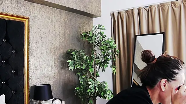 Snapshot of LisaCroft chatting on February 27, 3:58 am LisaCroft online show from February 27, 3:58 am