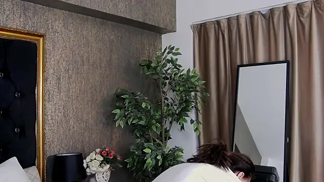 Snapshot of LisaCroft chatting on March 21, 6:05 am LisaCroft online show from March 21, 6:05 am