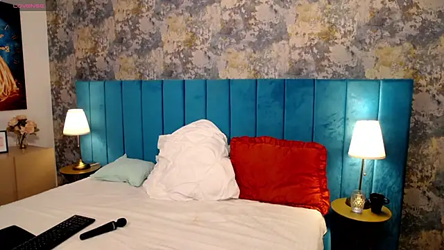 Snapshot of LisaCroft chatting on November 9, 7:06 am LisaCroft online show from November 9, 7:06 am