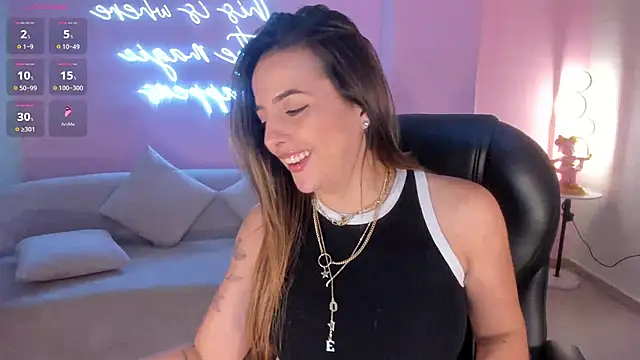 AmyWood online show from December 28, 9:30 pm