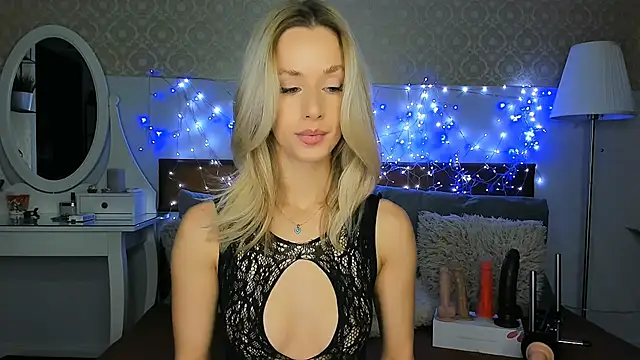 Snapshot of MiaBeeXX chatting on October 3, 12:24 pm MiaBeeXX online show from October 3, 12:24 pm