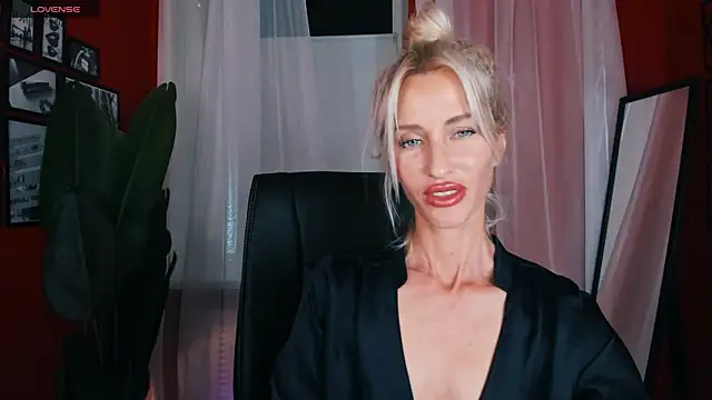 Snapshot of CindySw chatting on September 13, 10:37 am CindySw online show from September 13, 10:37 am