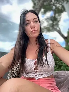 Snapshot of LilliThelo chatting on October 23, 7:18 am LilliThelo online show from October 23, 7:18 am