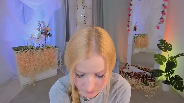 Laly Peach online show from February 10, 5:30 pm