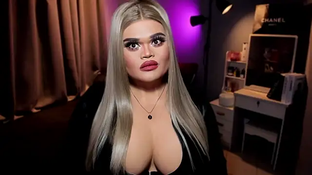 Snapshot of KarolinaThompson chatting on December 1, 10:43 pm KarolinaThompson online show from December 1, 10:43 pm