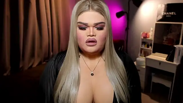 Snapshot of KarolinaThompson chatting on December 3, 6:38 pm KarolinaThompson online show from December 3, 6:38 pm