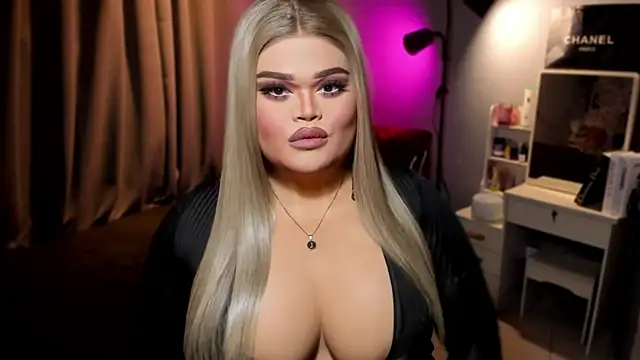 Snapshot of KarolinaThompson chatting on December 3, 9:45 pm KarolinaThompson online show from December 3, 9:45 pm