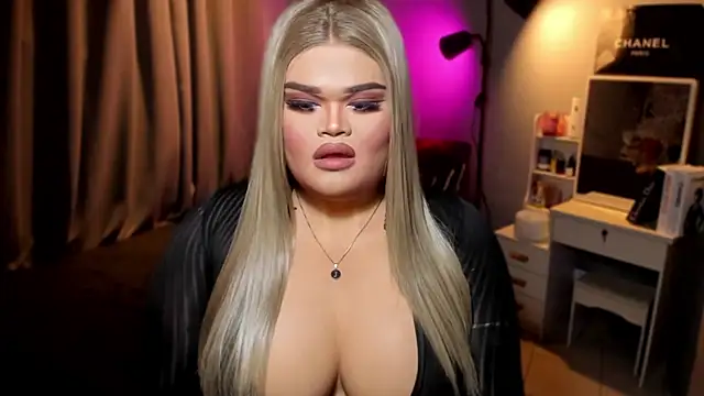 Snapshot of KarolinaThompson chatting on December 4, 12:52 am KarolinaThompson online show from December 4, 12:52 am