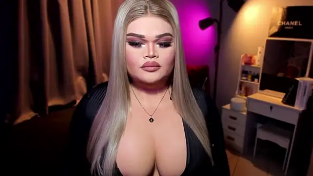 Snapshot of KarolinaThompson chatting on December 6, 6:04 am KarolinaThompson online show from December 6, 6:04 am