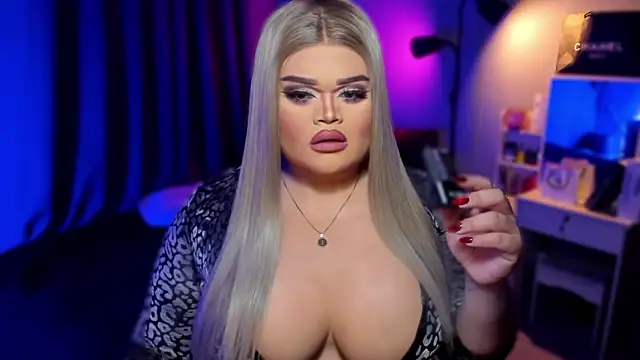 Snapshot of KarolinaThompson chatting on December 15, 4:15 pm KarolinaThompson online show from December 15, 4:15 pm