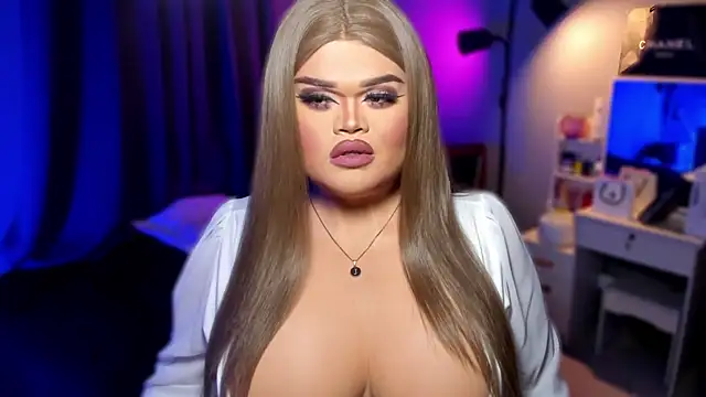 Snapshot of KarolinaThompson chatting on December 21, 5:36 am KarolinaThompson online show from December 21, 5:36 am