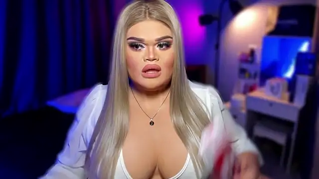 Snapshot of KarolinaThompson chatting on January 19, 6:43 pm KarolinaThompson online show from January 19, 6:43 pm