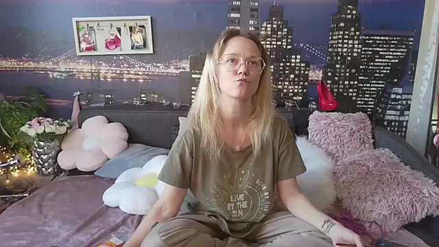 little-leni online show from March 9, 3:27 pm