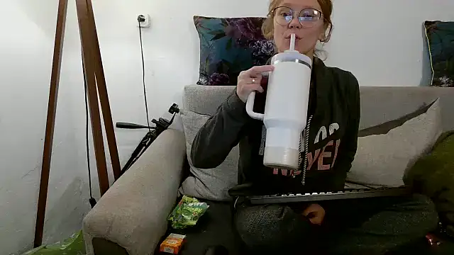 little-leni online show from October 1, 8:15 pm