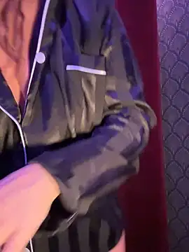 Snapshot of Clara-xoxo chatting on December 7, 11:23 pm Clara-xoxo online show from December 7, 11:23 pm