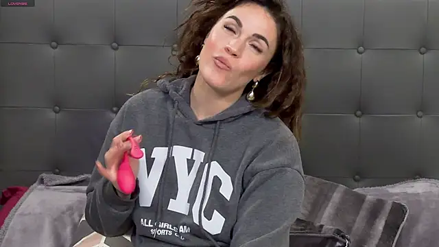 Snapshot of Clara-xoxo chatting on December 30, 1:47 pm Clara-xoxo online show from December 30, 1:47 pm