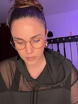 Snapshot of Clara-xoxo chatting on March 4, 8:27 pm Clara-xoxo online show from March 4, 8:27 pm