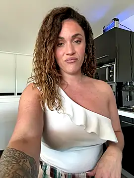 Snapshot of Clara-xoxo chatting on October 2, 9:27 am Clara-xoxo online show from October 2, 9:27 am