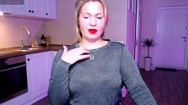 Snapshot of HotTiffani chatting on January 25, 9:36 am HotTiffani online show from January 25, 9:36 am