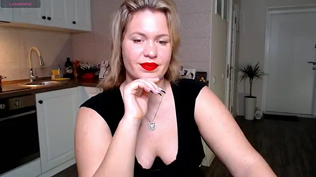 Snapshot of HotTiffani chatting on January 29, 9:44 am HotTiffani online show from January 29, 9:44 am
