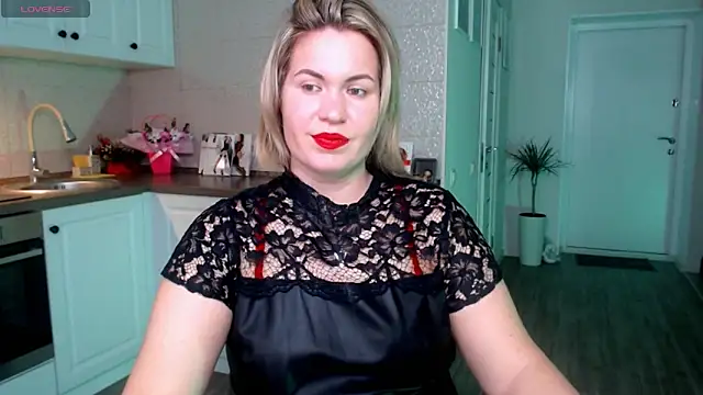 Snapshot of HotTiffani chatting on February 6, 8:39 am HotTiffani online show from February 6, 8:39 am