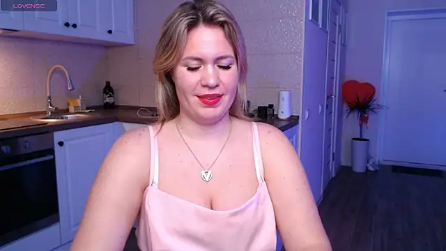 Snapshot of HotTiffani chatting on March 22, 11:11 am HotTiffani online show from March 22, 11:11 am