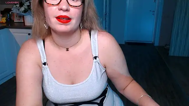 Snapshot of HotTiffani chatting on September 10, 3:23 pm HotTiffani online show from September 10, 3:23 pm