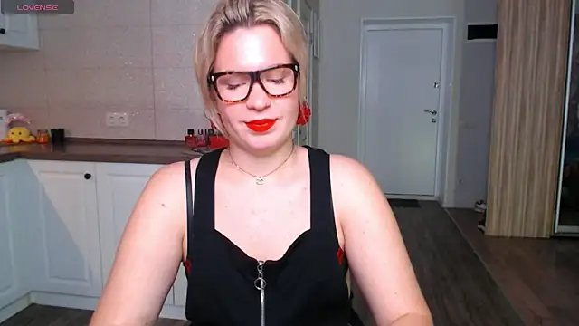 Snapshot of HotTiffani chatting on September 24, 9:45 am HotTiffani online show from September 24, 9:45 am